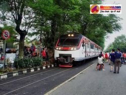Jangan Parkir Sembarangan Jika Tidak Ingin Ditabrak kereta api di Solo