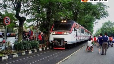 Jangan Parkir Sembarangan Jika Tidak Ingin Ditabrak kereta api di Solo