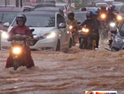 Cara Agar Mobil Matic Aman Terobos Banjir