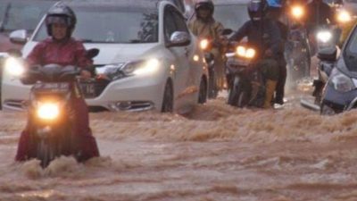 Cara Agar Mobil Matic Aman Terobos Banjir